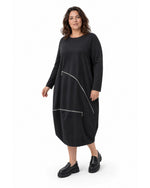 Rochie neagră plus size cu croi balon și fermoare, vedere din trei sferturi - All Above Boutique