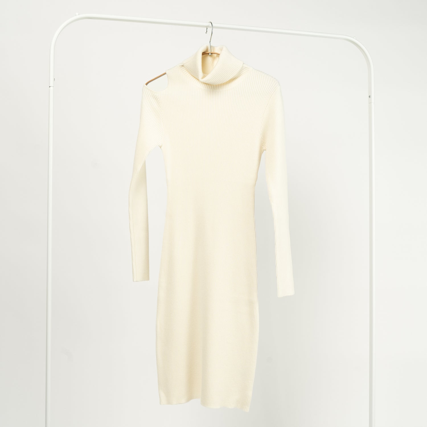 Rochie Mulată Din Tricot Cu Decupaj La Umăr