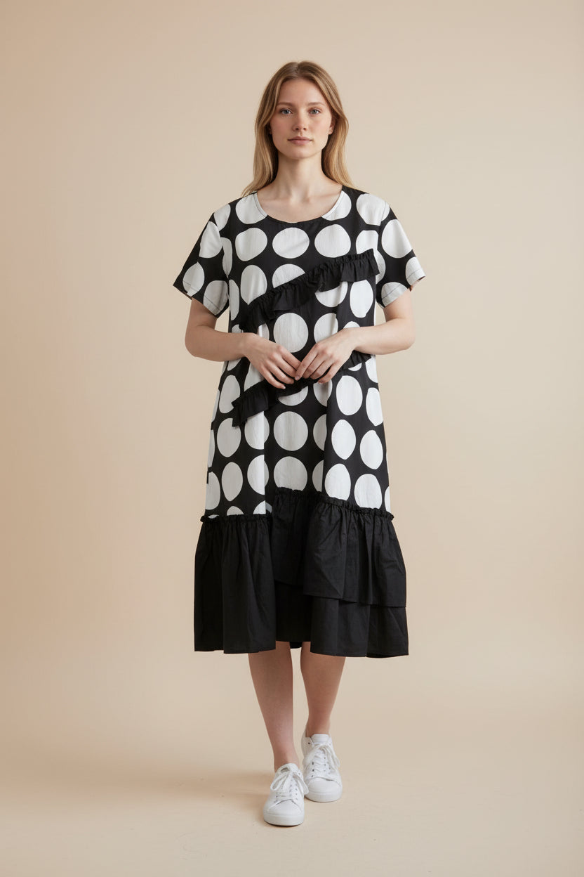 Rochie alb-negru cu buline mari și volan la bază, croială lejeră