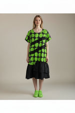 Rochie verde cu negru cu buline mari și volan, stil modern lejer