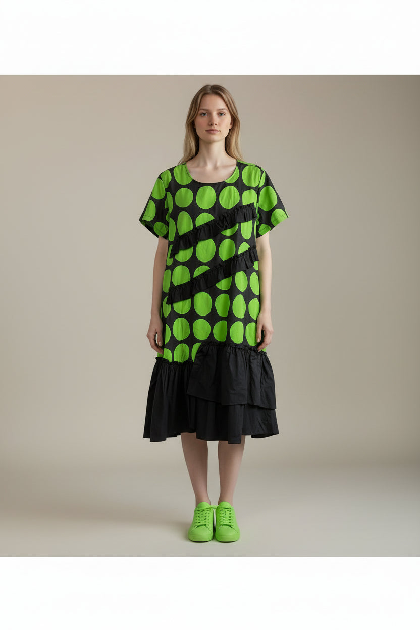 Rochie verde cu negru cu buline mari și volan, stil modern lejer