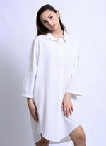 Rochie stil cămașă albă cu croială lejeră, vedere din față