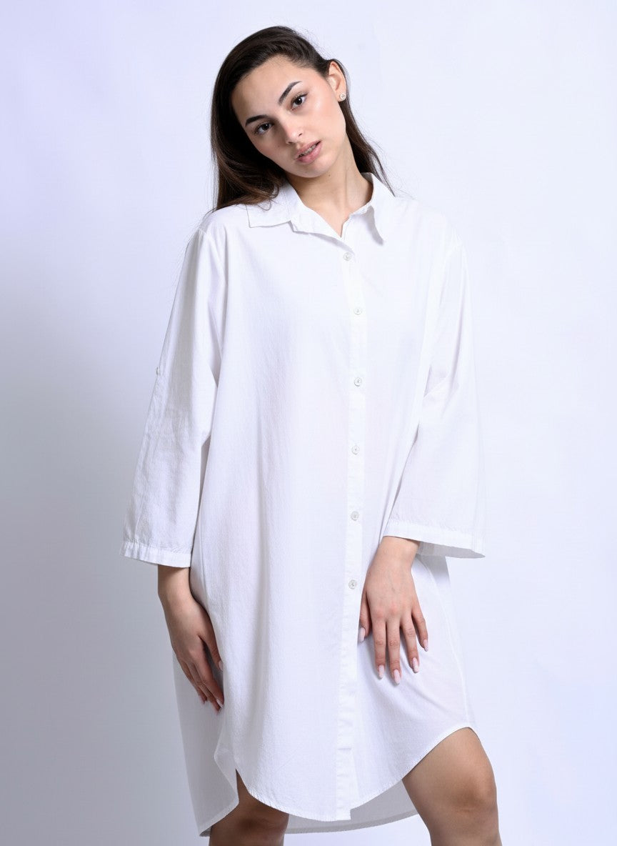 Rochie stil cămașă albă cu croială lejeră, vedere din față