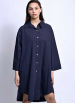 Rochie stil cămașă bleumarin cu croială lejeră, vedere din față