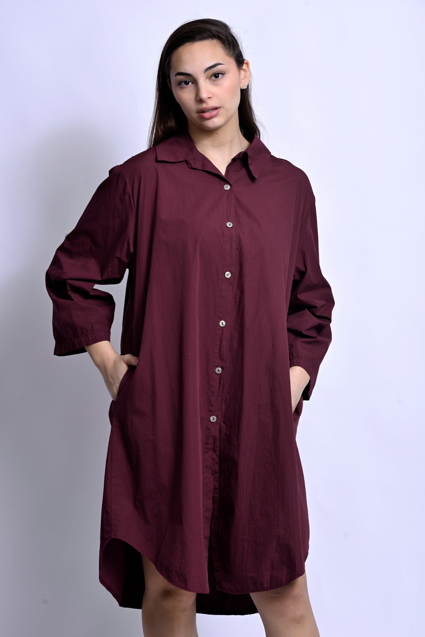 Rochie stil cămașă bordo cu croială lejeră, vedere din față
