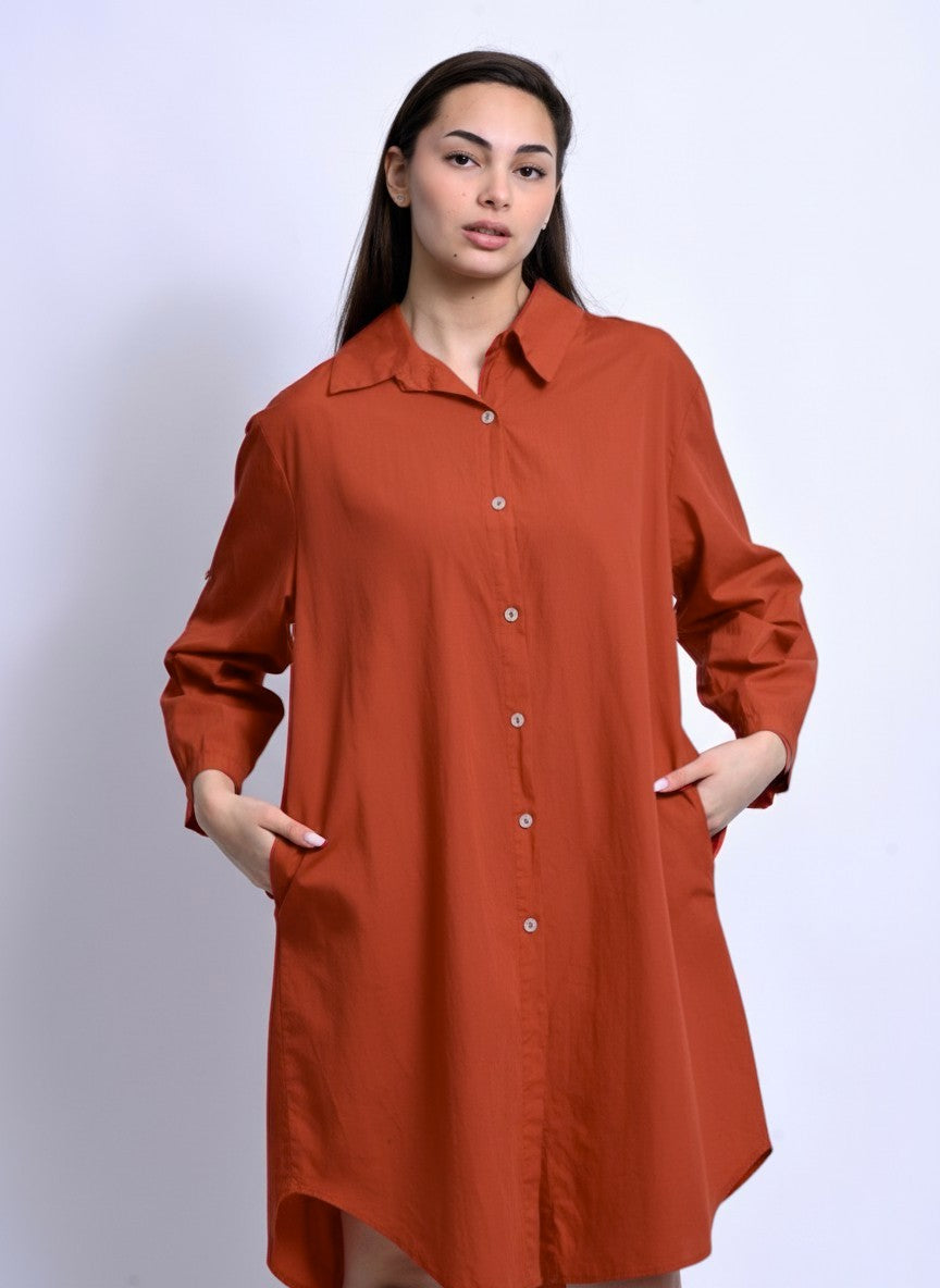 Rochie stil cămașă cărămizie cu croială lejeră, vedere din față
