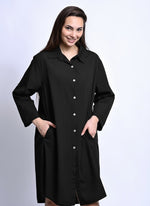 Rochie stil cămașă neagră cu croială lejeră, vedere din față