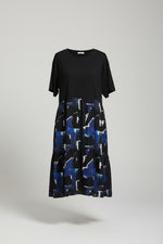 Rochie casual midi cu top tricou negru și fustă cu imprimeu albastru — All Above Boutique.