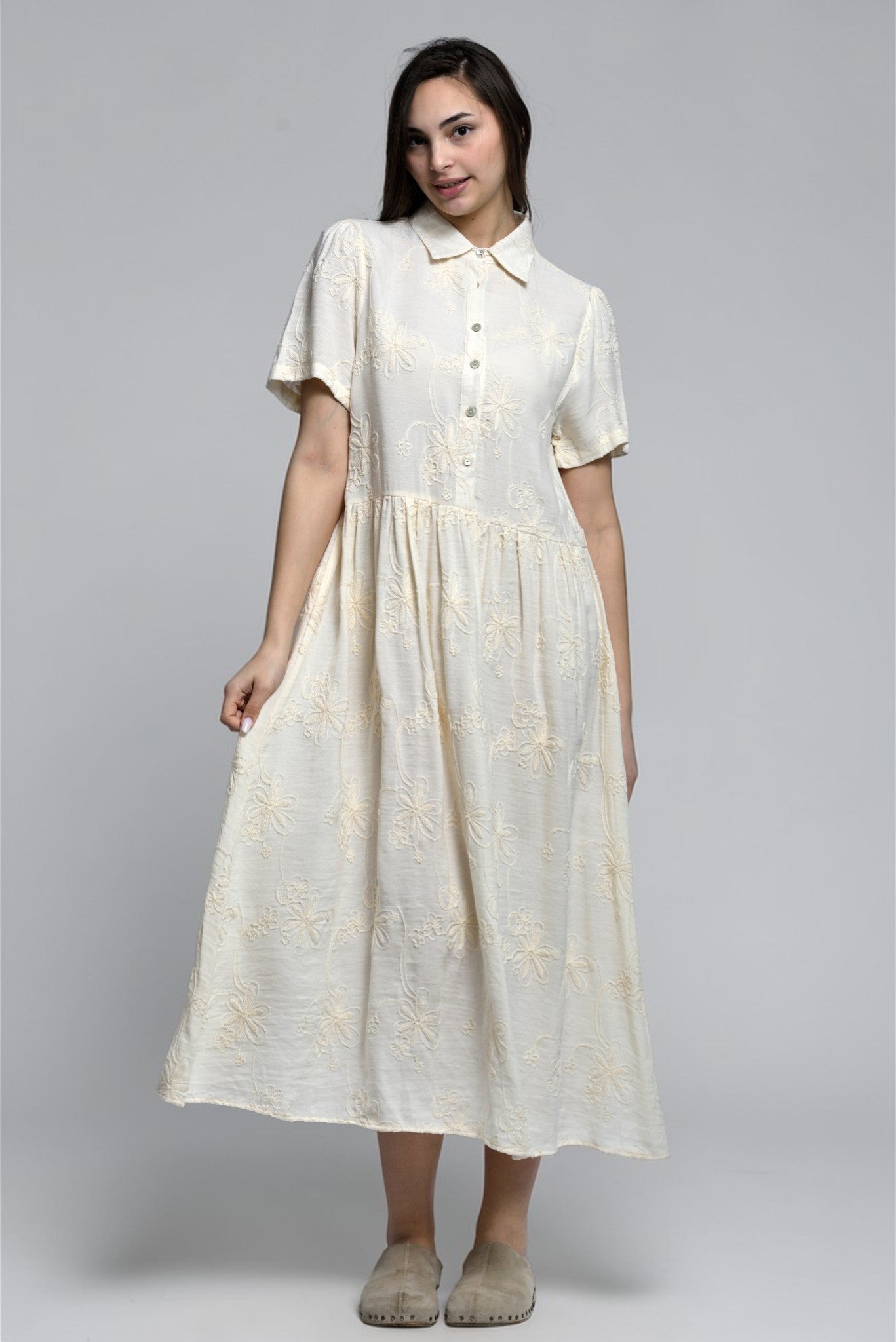 Rochie crem midi cu broderii ton pe ton și croială lejeră
