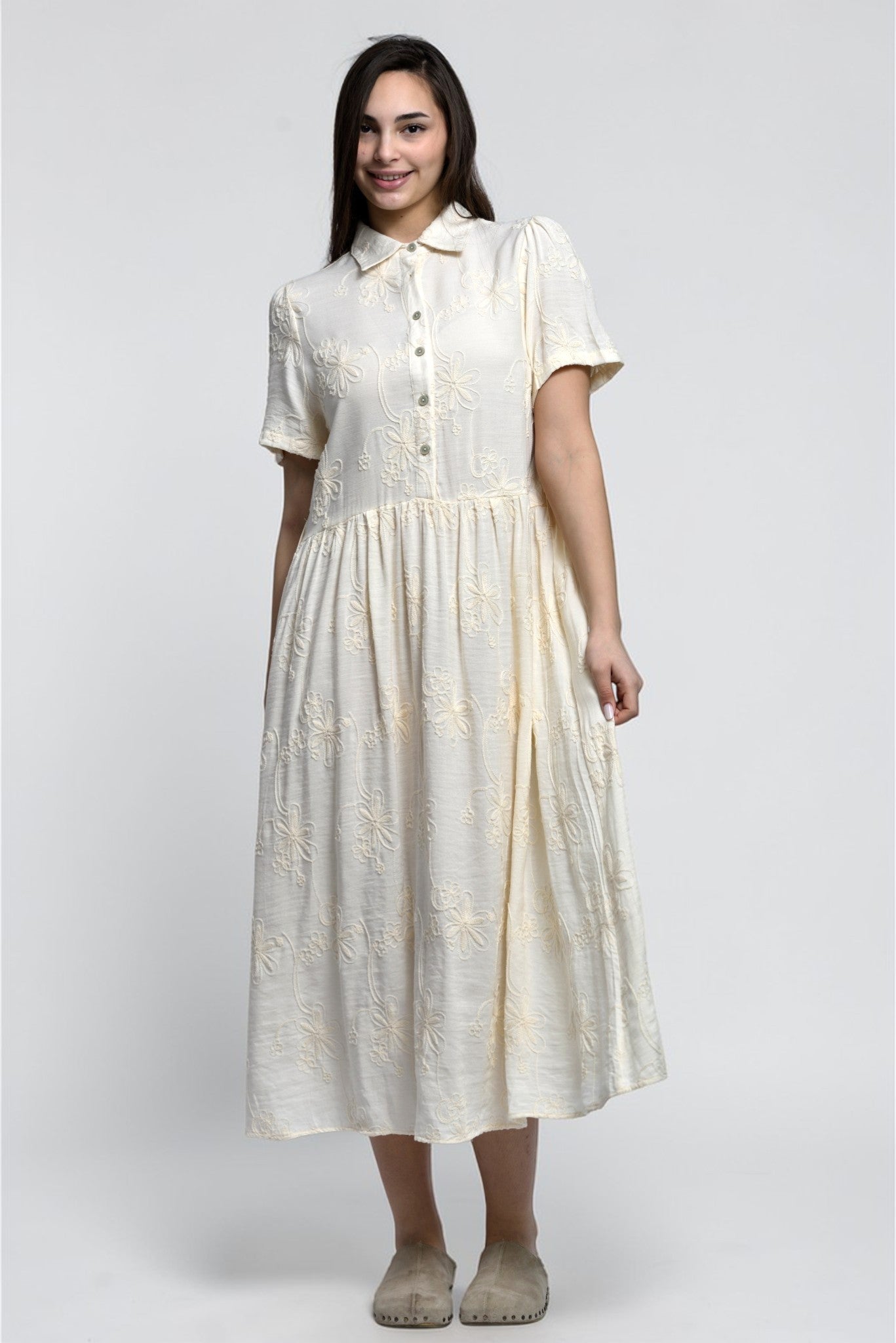 Rochie crem cu top cămașă și broderii delicate – vedere din față