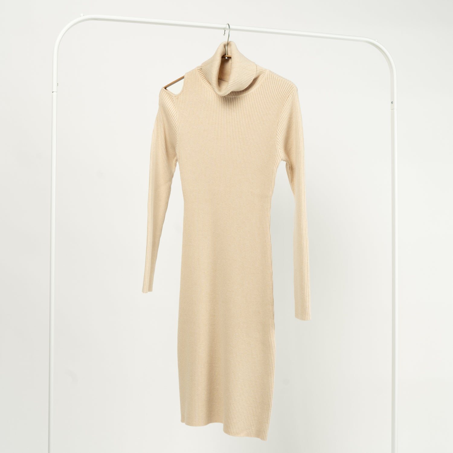 Rochie Mulată Din Tricot Cu Decupaj La Umăr