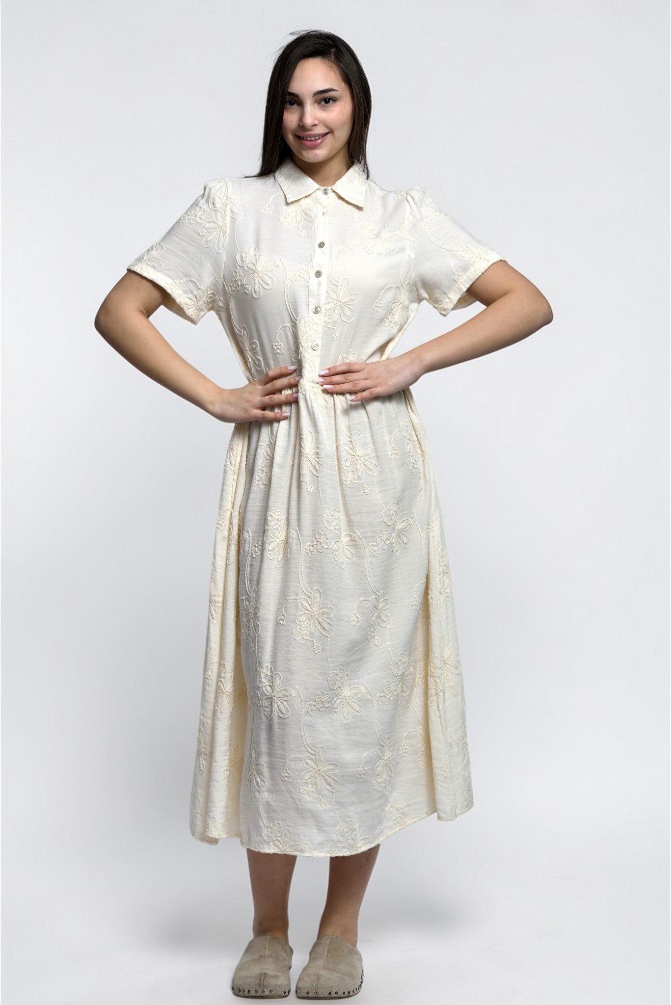 Rochie midi crem cu broderii discrete și fustă amplă