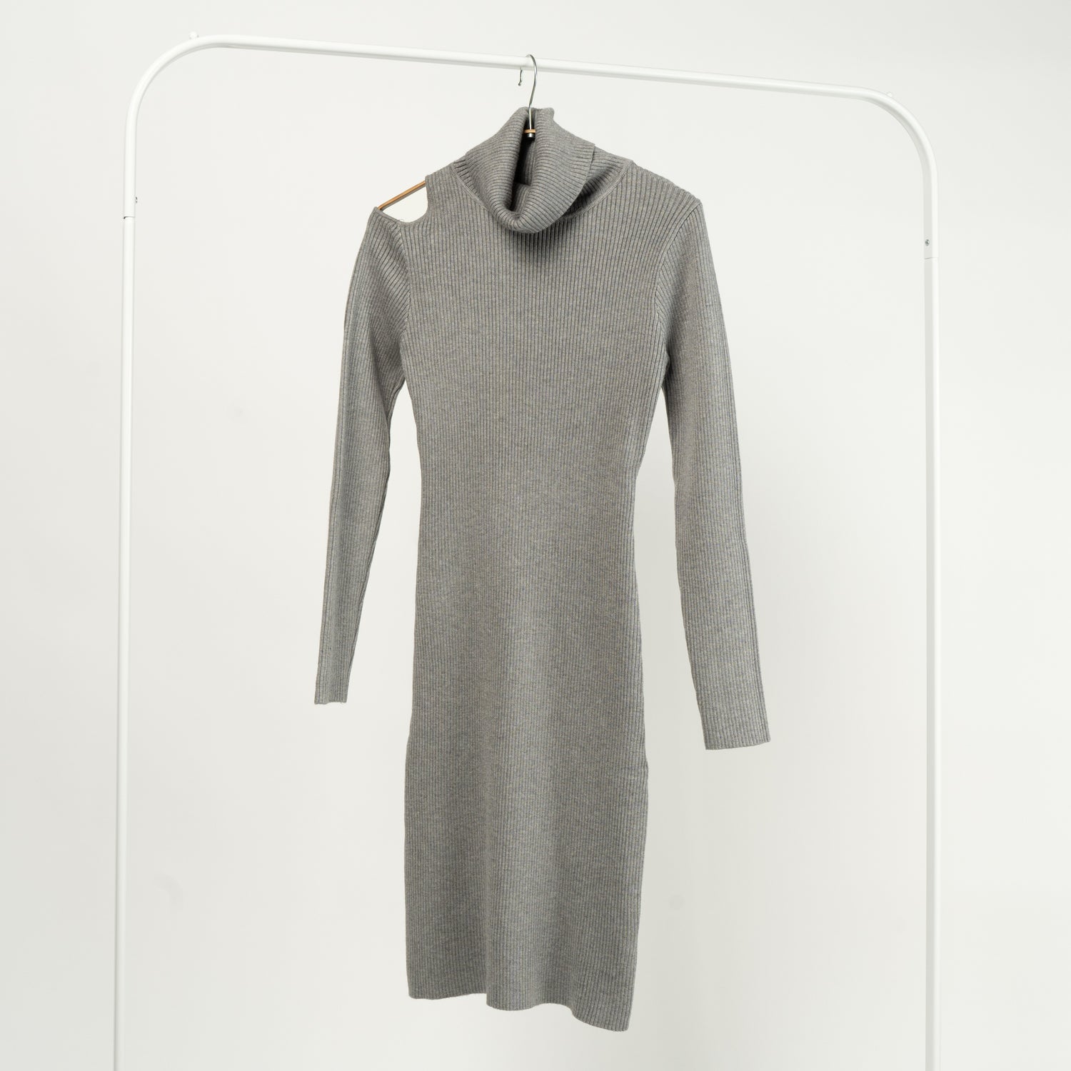Rochie Mulată Din Tricot Cu Decupaj La Umăr