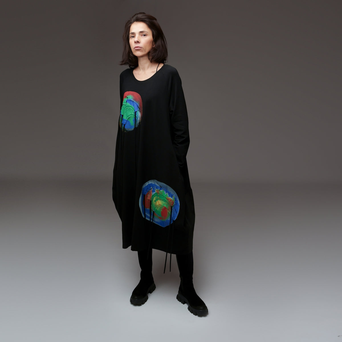 Rochie midi neagră cu imprimeuri colorate în formă de cerc, croială lejeră, mâneci lungi și buzunare laterale