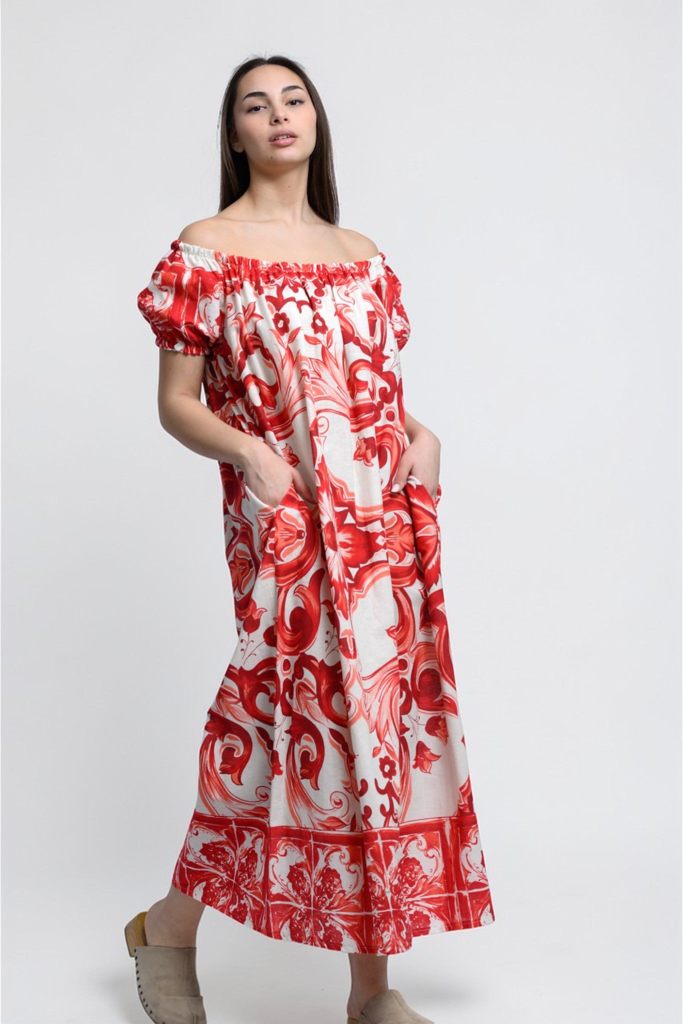 Rochie lungă florală cu decolteu elastic, imprimeu roșu, vedere din față