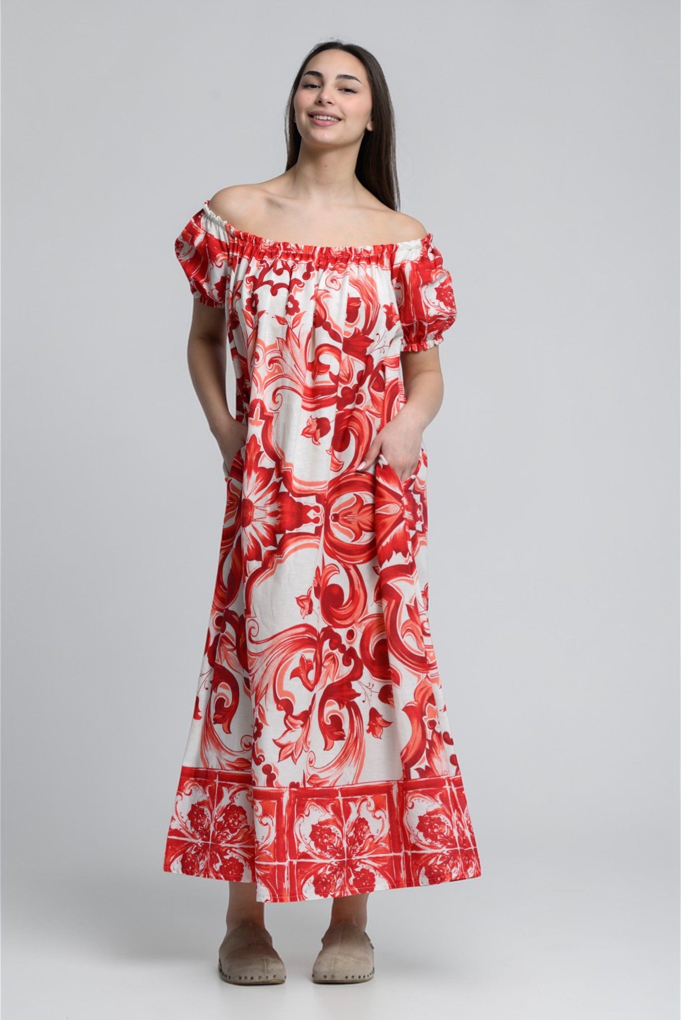 Rochie lungă florală cu decolteu elastic, imprimeu roșu, purtată de model