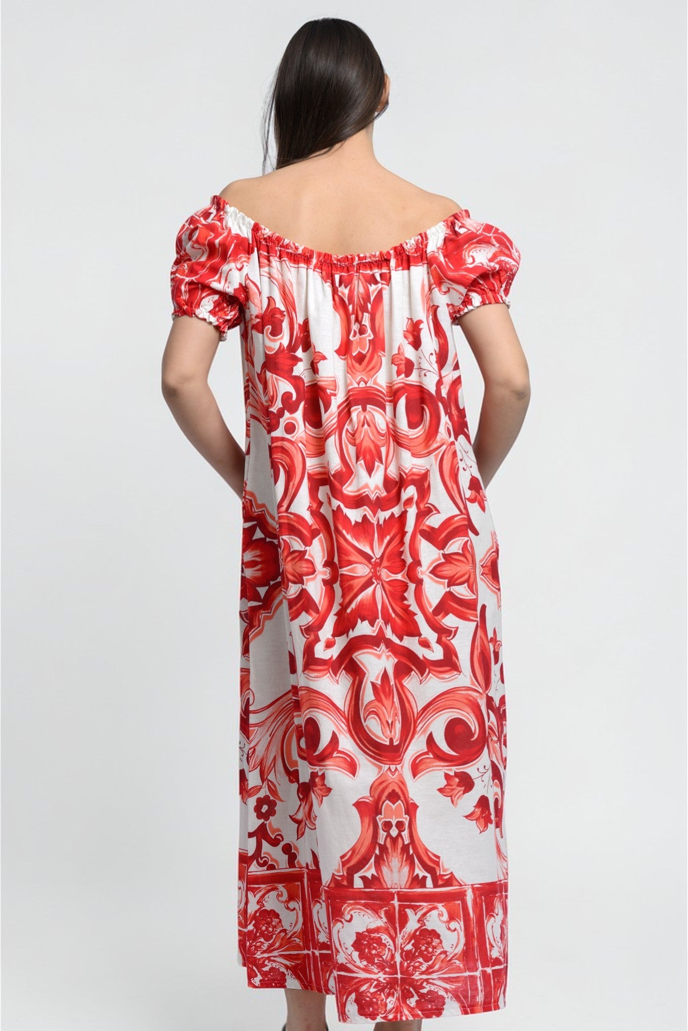 Rochie lungă florală cu decolteu elastic, imprimeu roșu, vedere din spate