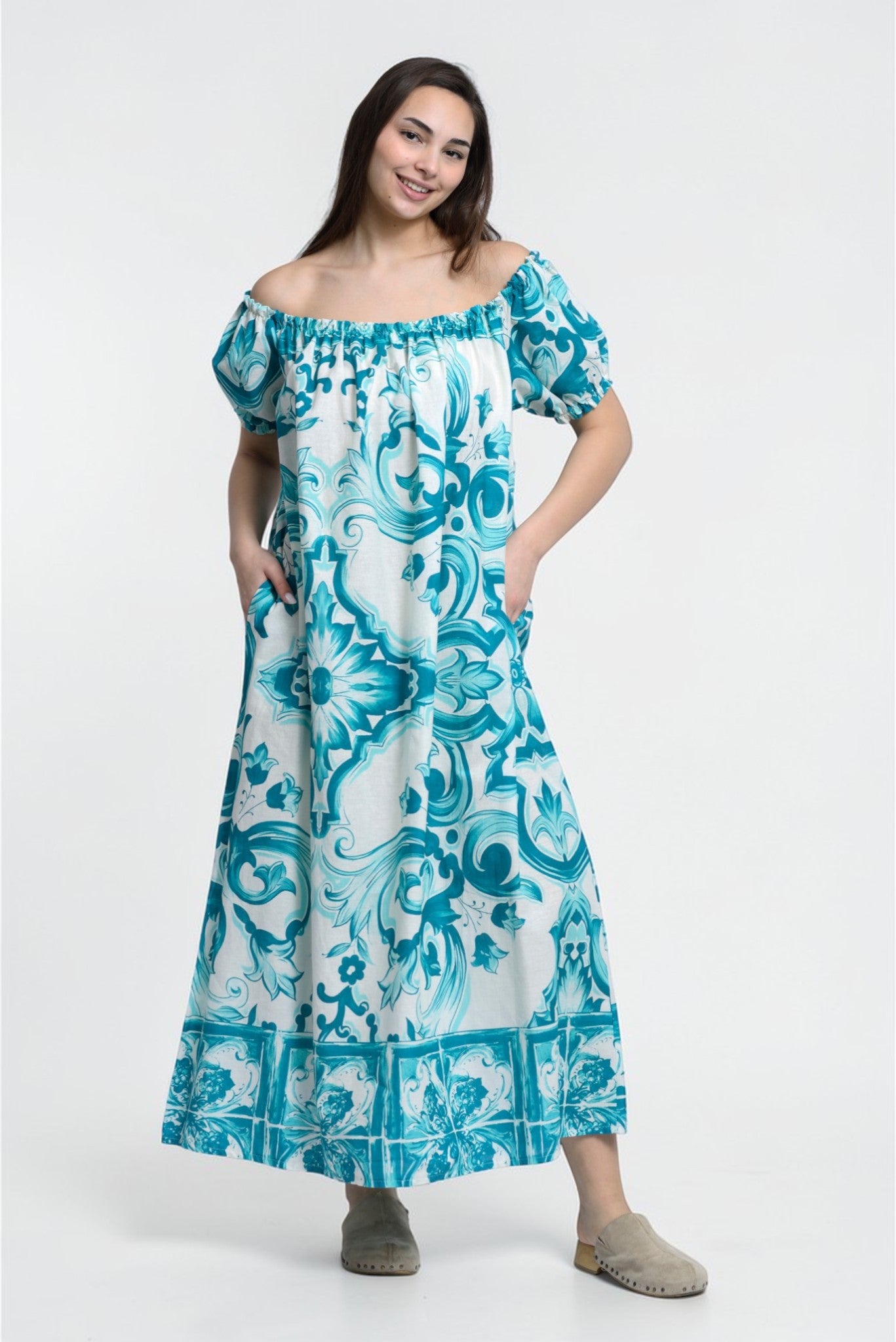 Rochie lungă florală cu decolteu elastic, imprimeu turcoaz, vedere din față
