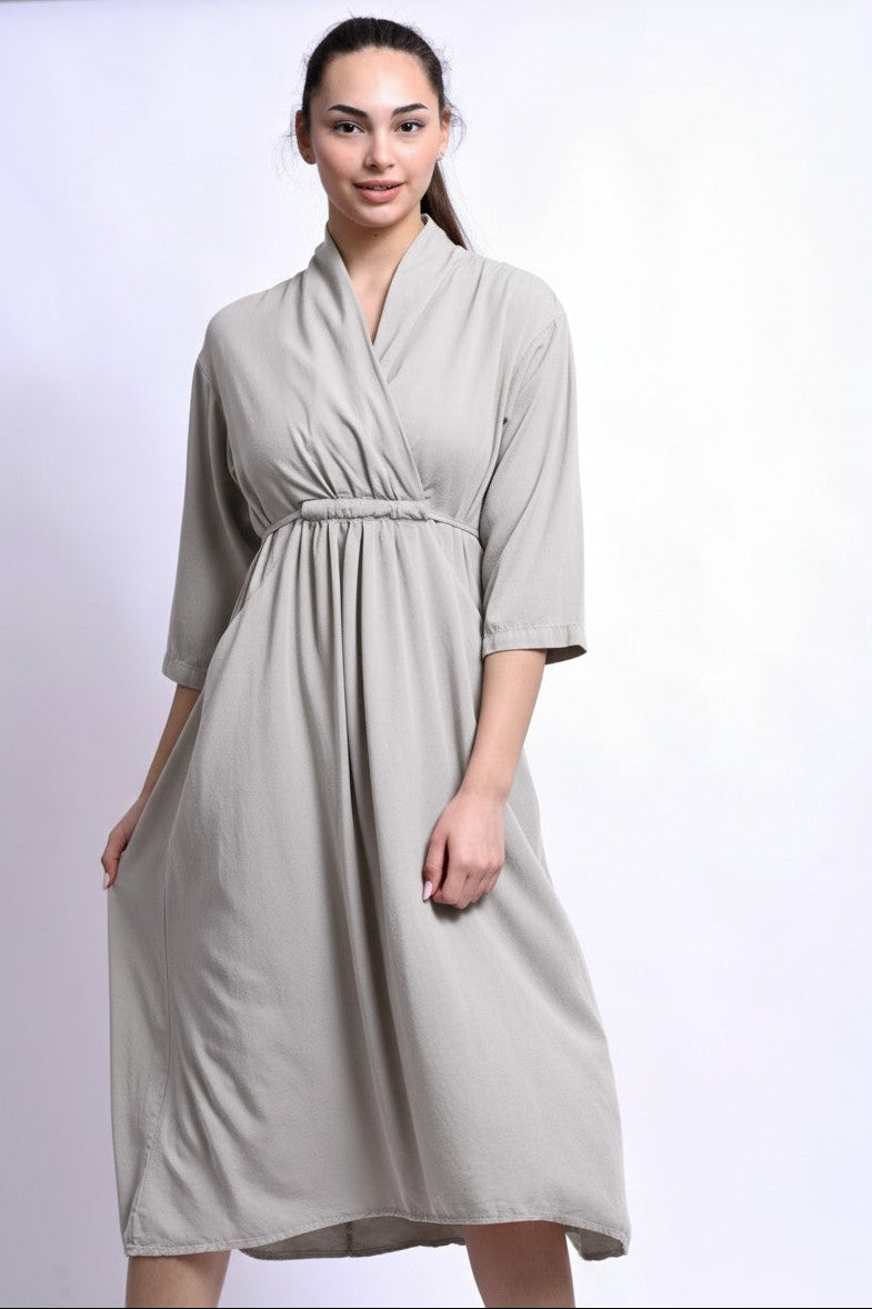 Rochie maxi bej cu talie reglabilă și croială lejeră, vedere din față