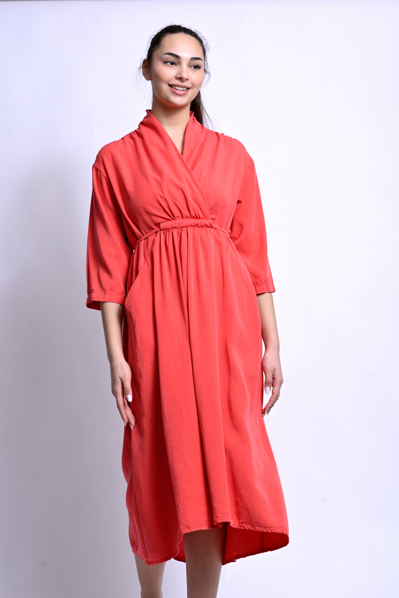 Rochie maxi roșie cu talie reglabilă și mânecă 3/4, vedere din față