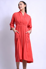 Rochie maxi roșie cu mânecă 3/4, vedere laterală