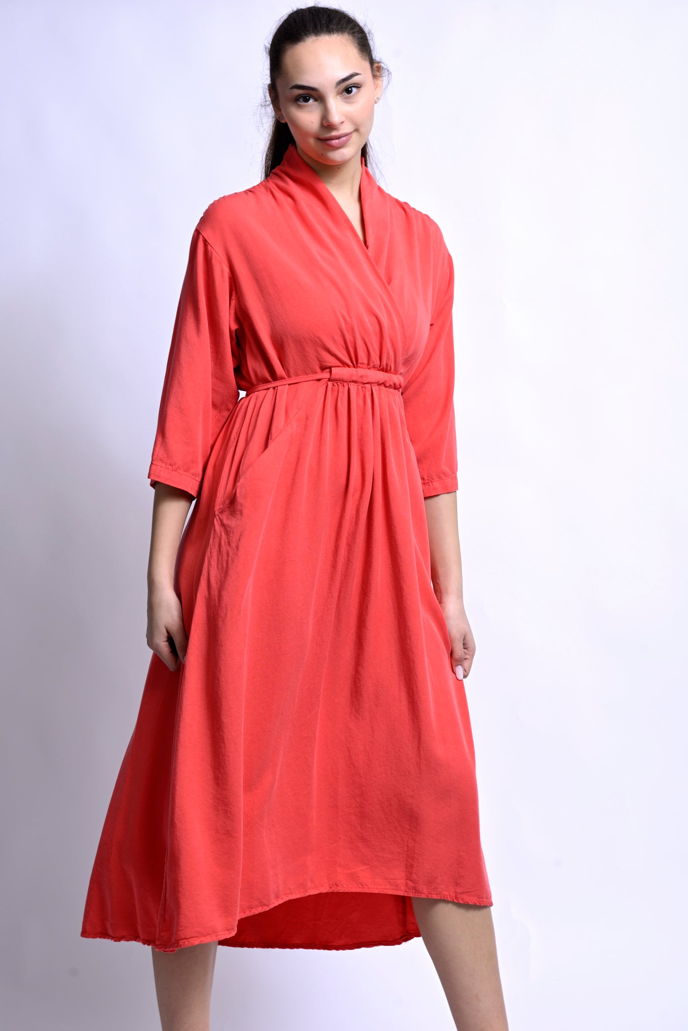 Rochie maxi roșie fluidă cu talie reglabilă, surprinsă în mișcare
