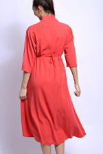 Rochie maxi roșie cu talie reglabilă, vedere din spate