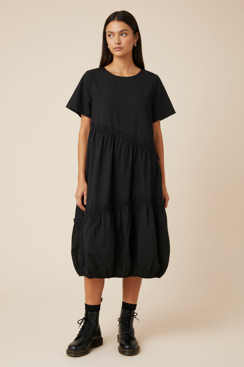Rochie midi neagră din bumbac cu croială lejeră și tiv creț
