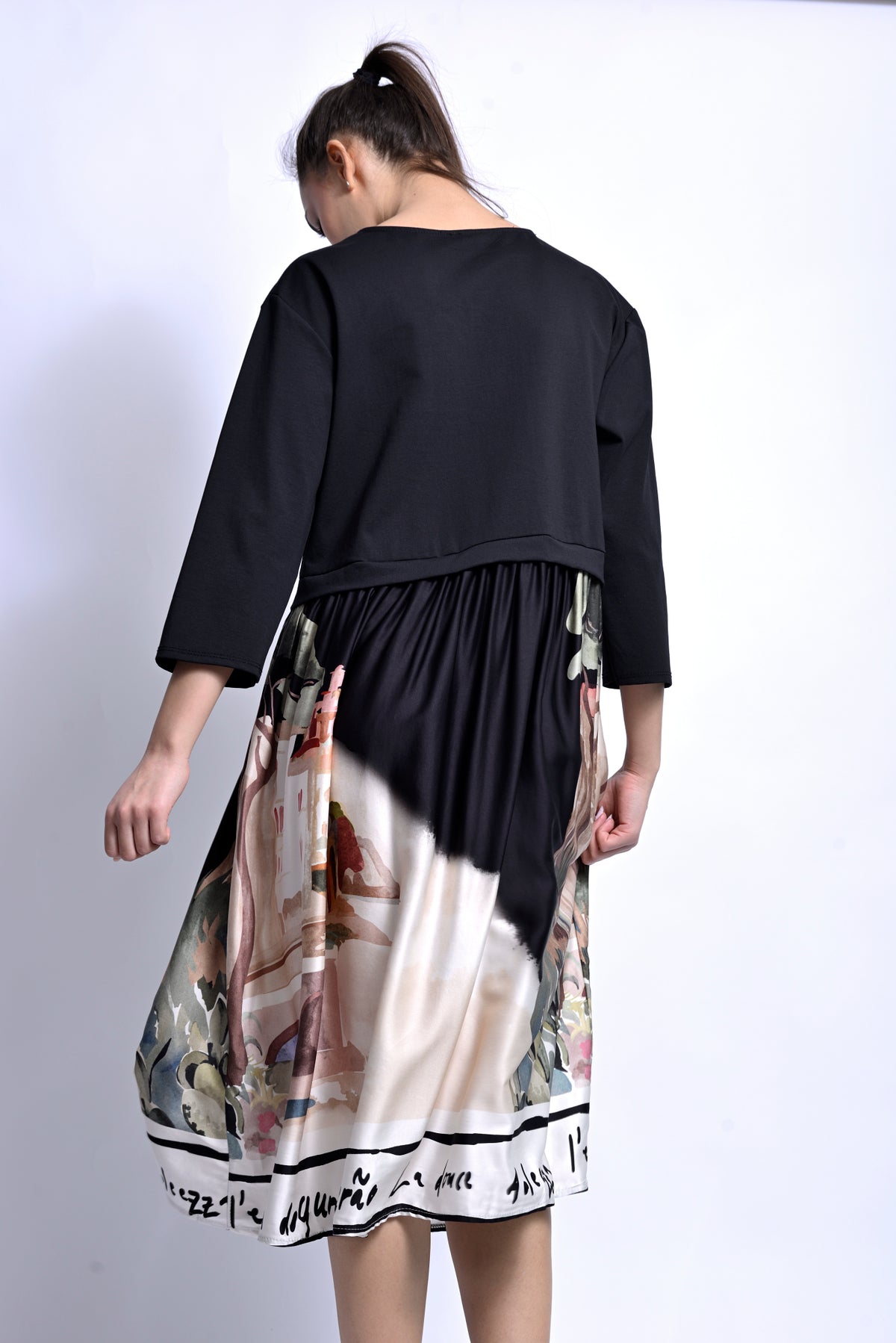 Rochie midi neagră cu imprimeu Amalfi, vedere din spate