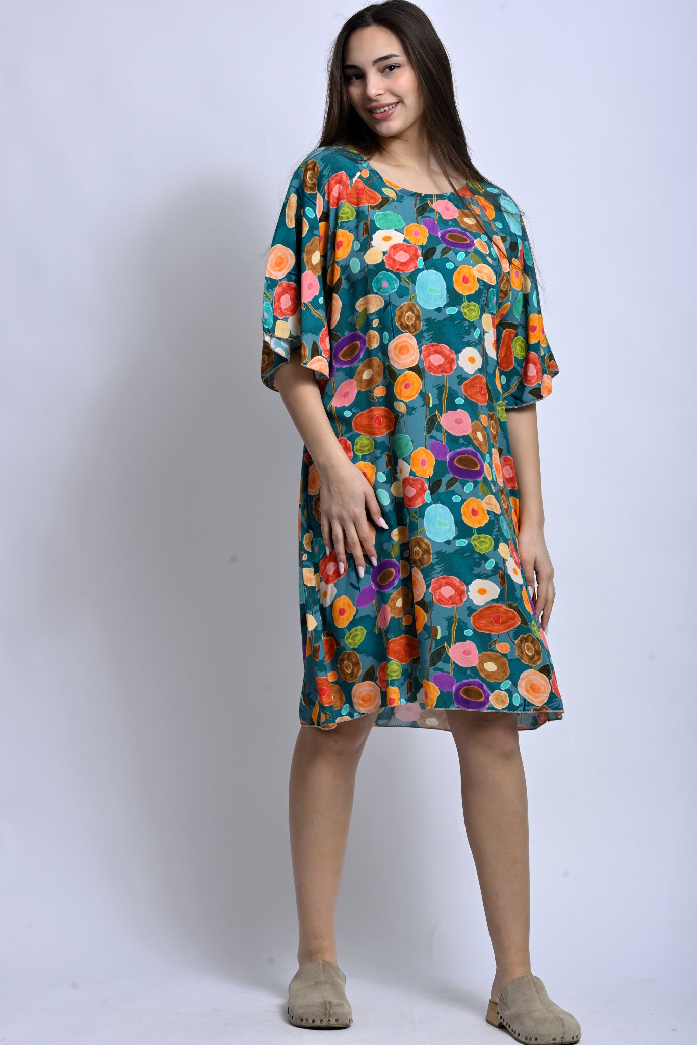 Rochie multicoloră cu mânecă raglan purtată de model