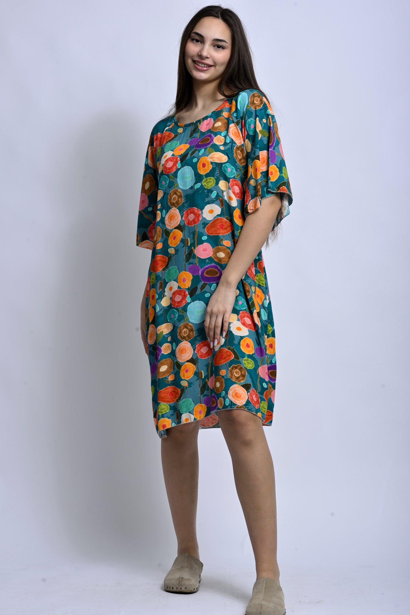 Rochie multicoloră cu lungime medie și design casual