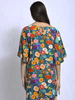 Rochie multicoloră vedere din spate, croială lejeră