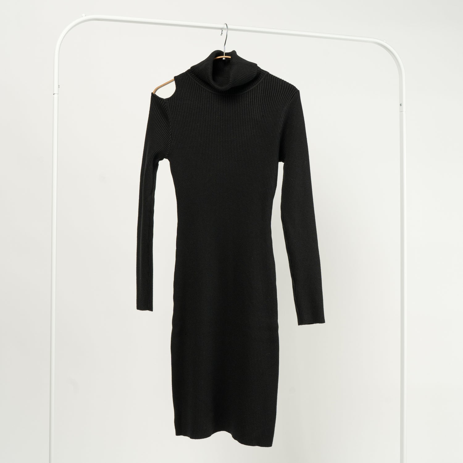 Rochie Mulată Din Tricot Cu Decupaj La Umăr