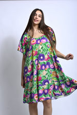 Rochie scurtă lejeră din viscoză cu imprimeu floral multicolor și volan la bază