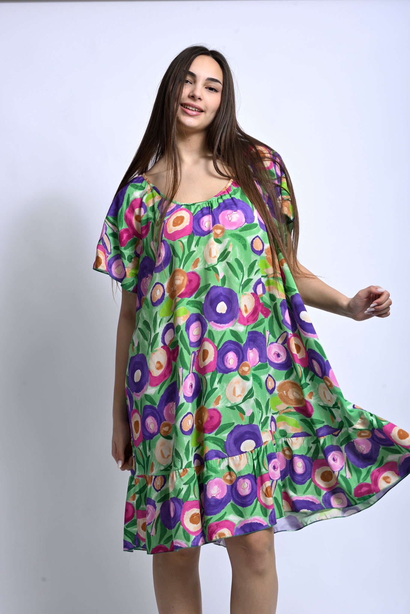 Rochie scurtă lejeră din viscoză cu imprimeu floral multicolor și volan la bază