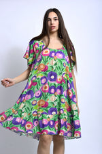 Rochie scurtă din viscoză cu imprimeu floral colorat, surprinsă în mișcare