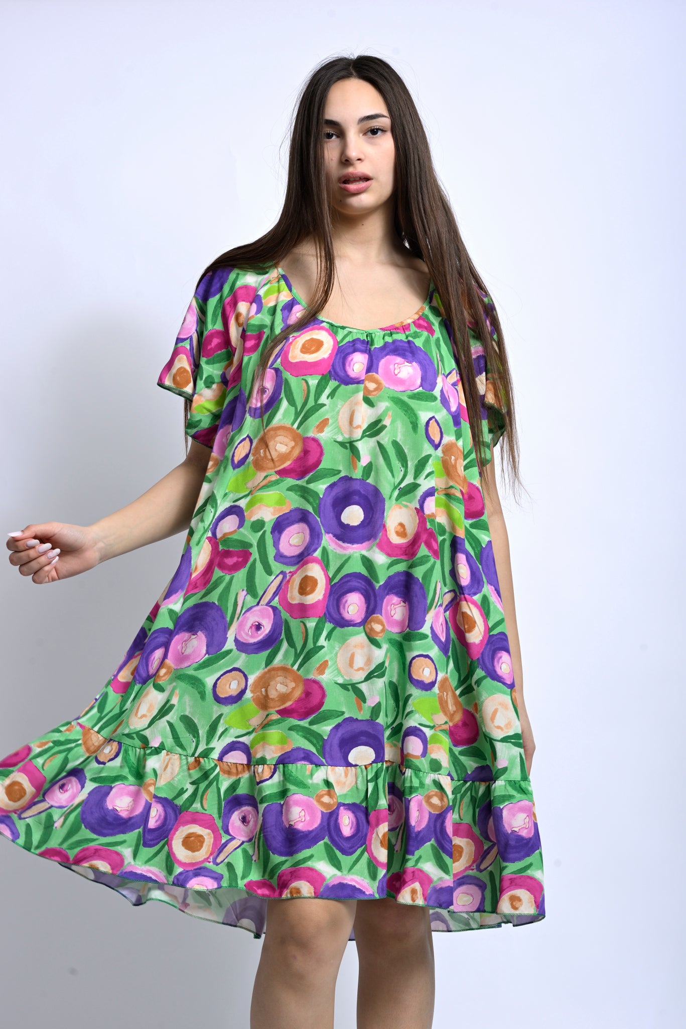 Rochie scurtă din viscoză cu imprimeu floral colorat, surprinsă în mișcare
