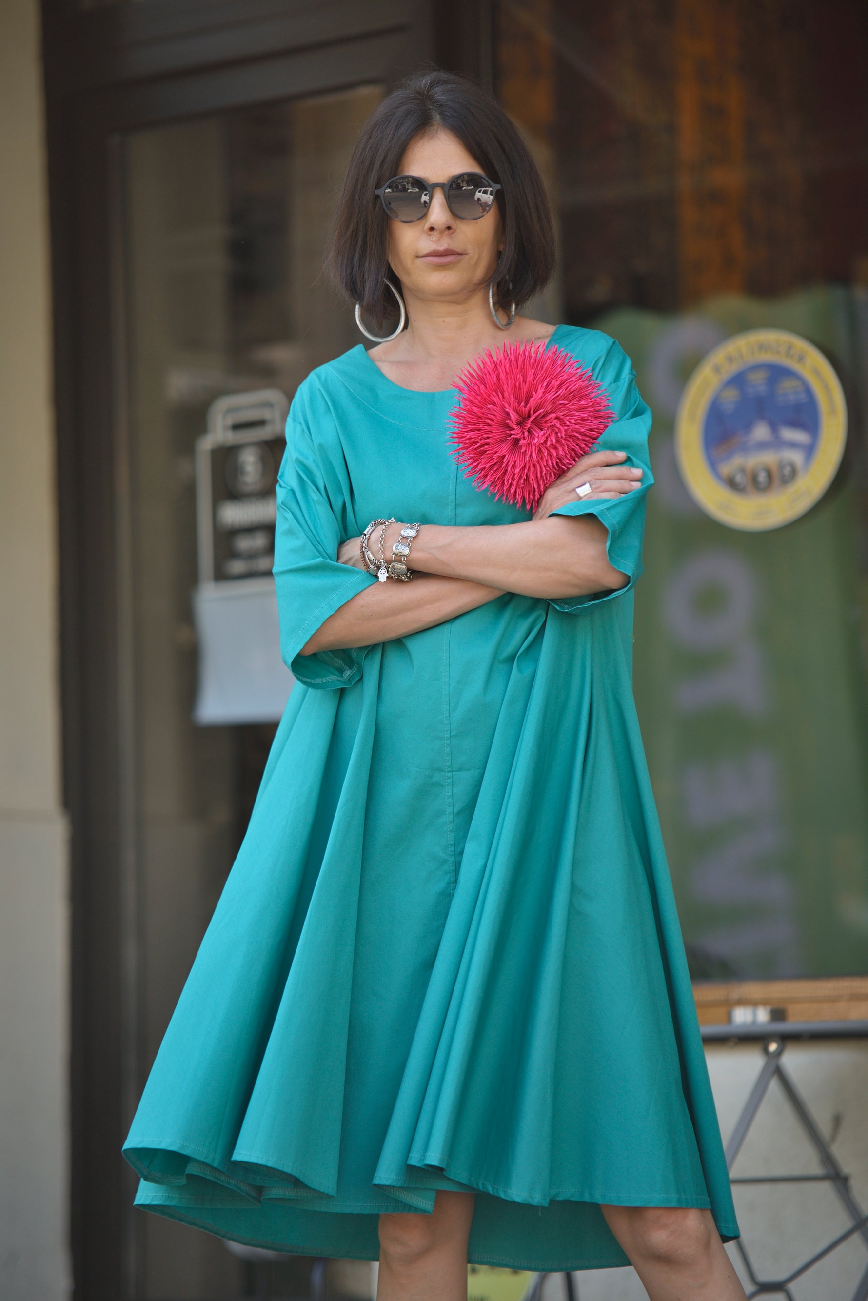 Rochie tip clopot turcoaz din bumbac, accesorizată cu o broșă florală roz — All Above Boutique.