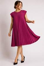  Rochie scurtă în nuanță roz inchis, plisată pe toată lungimea, cu look feminin și fluid.