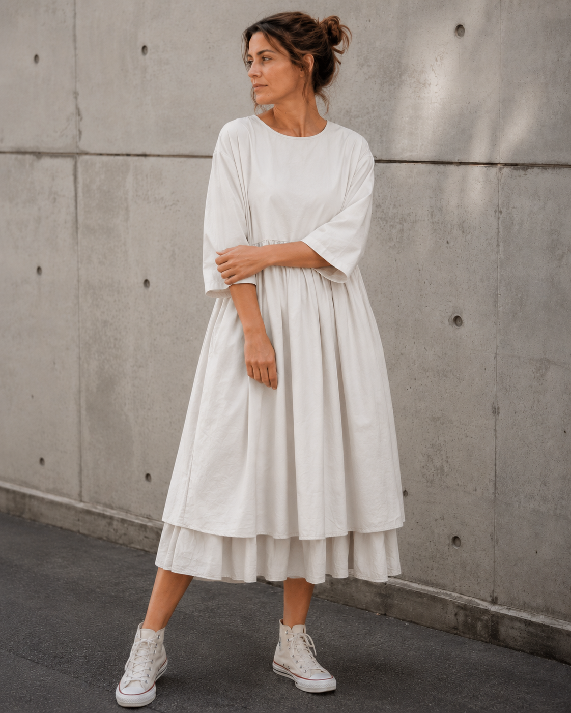 Rochie midi babydoll din bumbac ivoire cu nasturi la spate, vedere frontală — All Above Boutique.