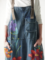 Detaliu pictură manuală pe salopetă din denim
