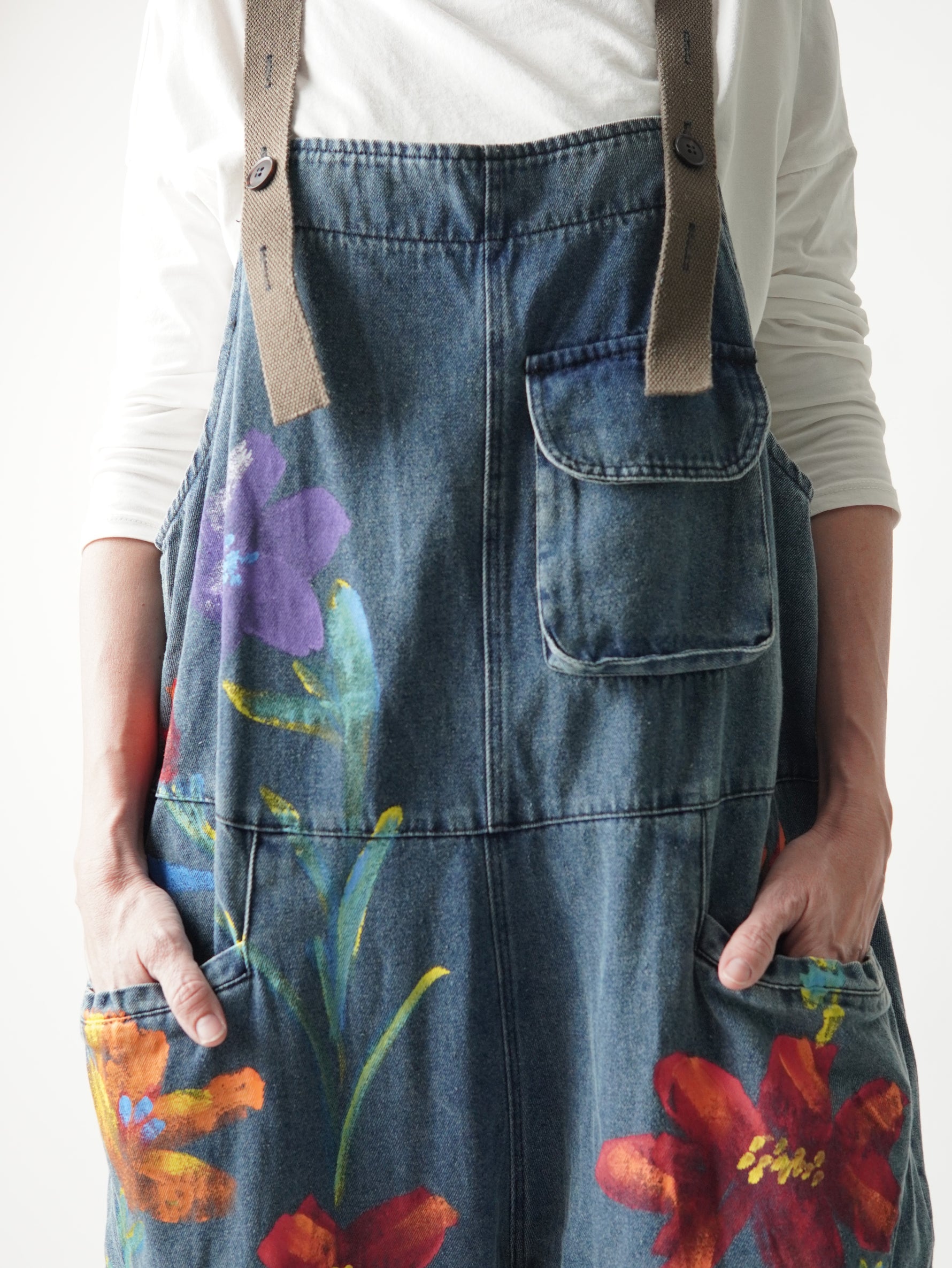 Detaliu pictură manuală pe salopetă din denim