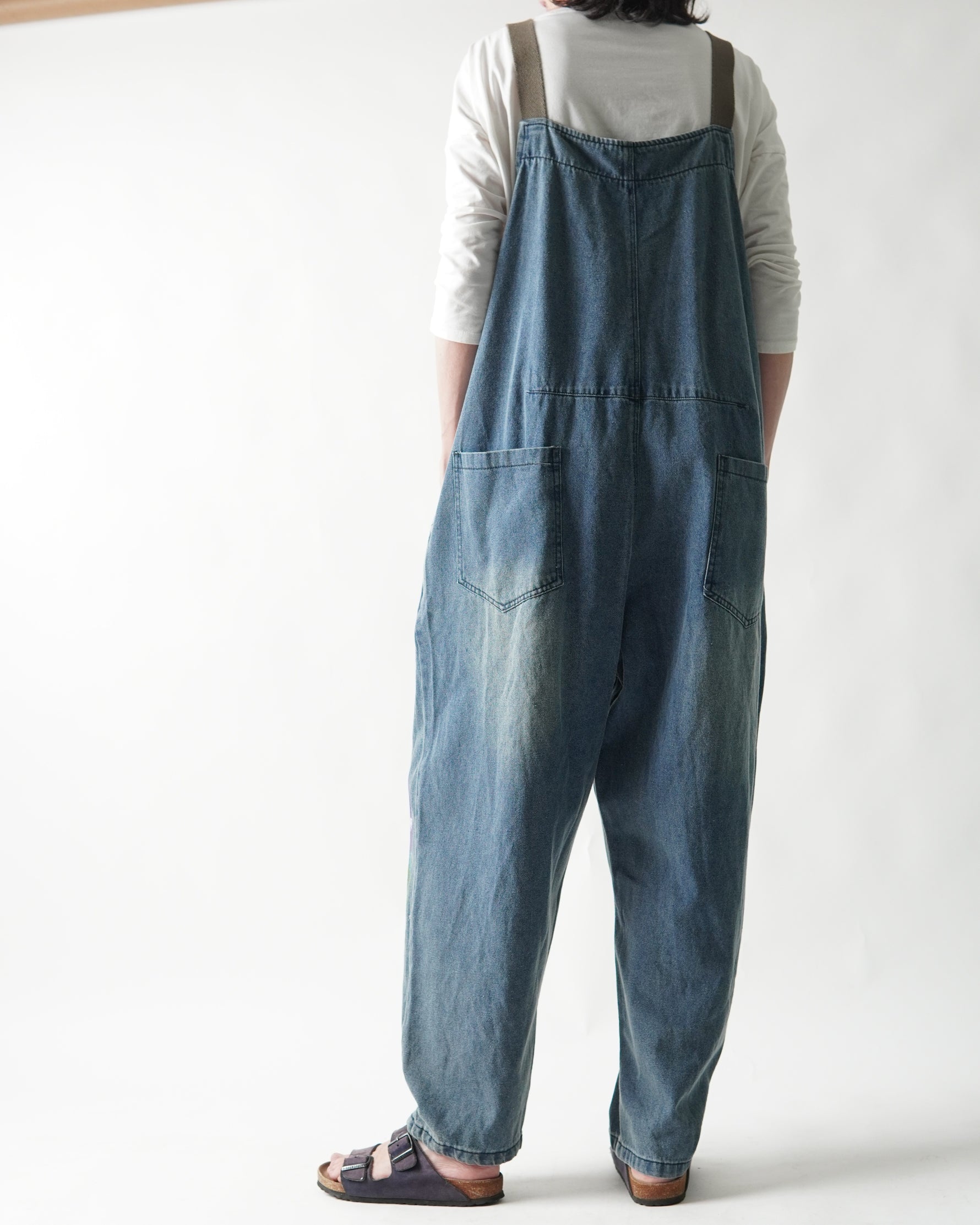 Salopetă din jeans vedere frontală cu bretele reglabile