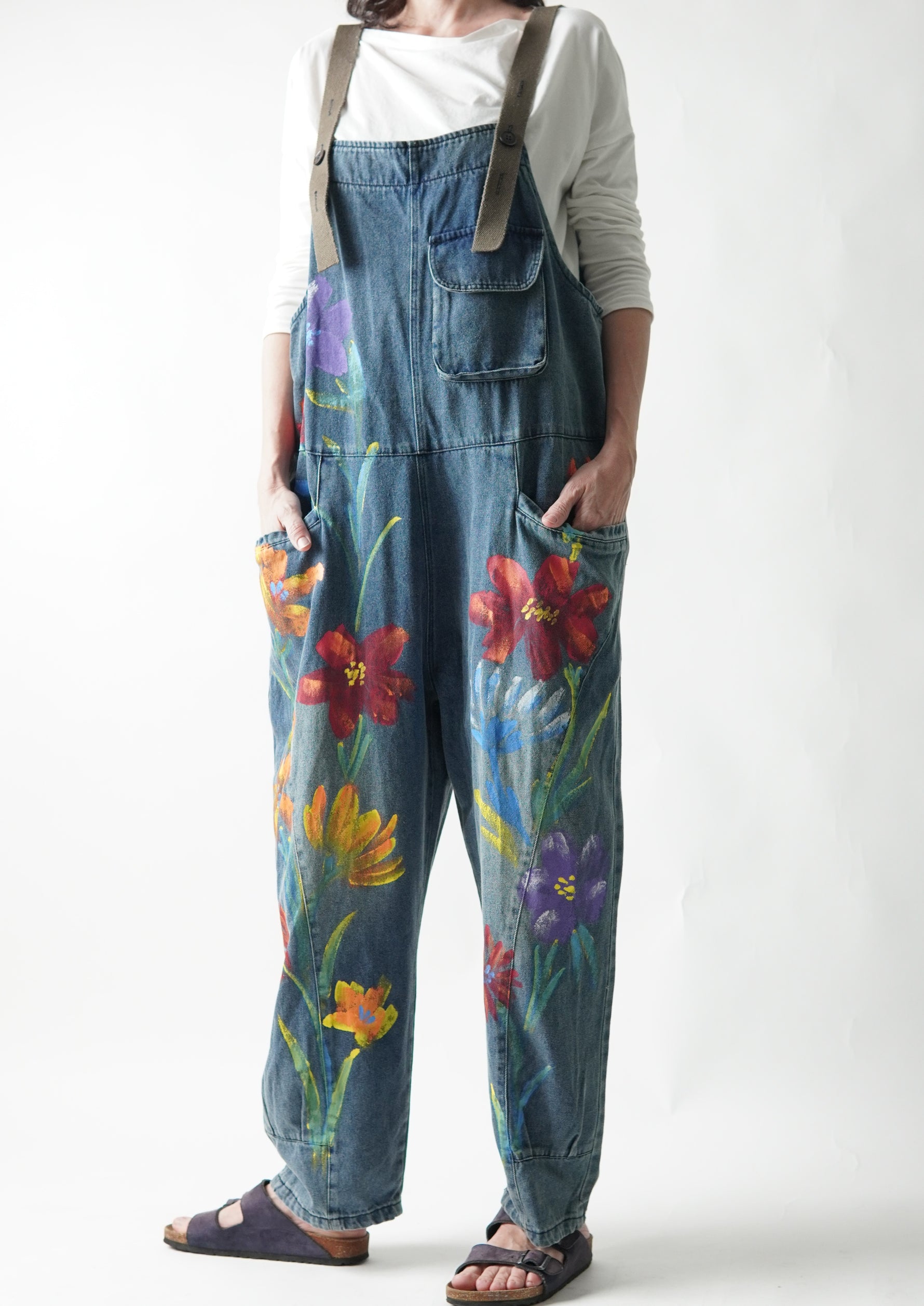 Salopetă din denim pictată manual vedere laterală