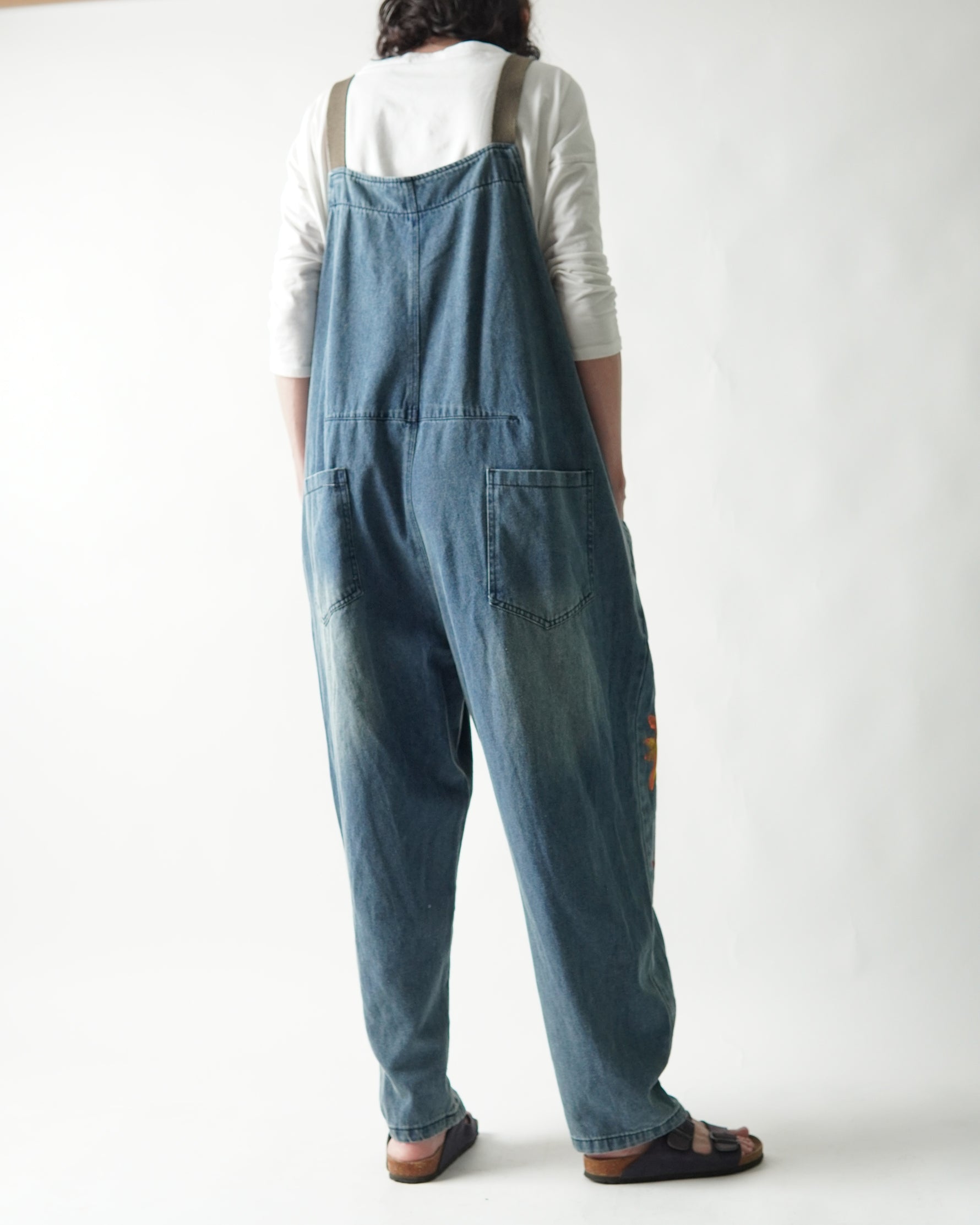 Salopetă din jeans pictată manual vedere din spate
