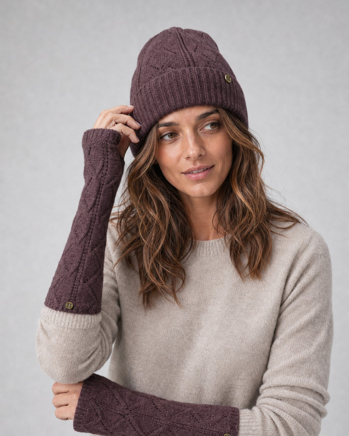 Set mănuși fără degete și căciulă tricotată cu model ajurat și bănuț arămiu, culoare maro - All Above Boutique