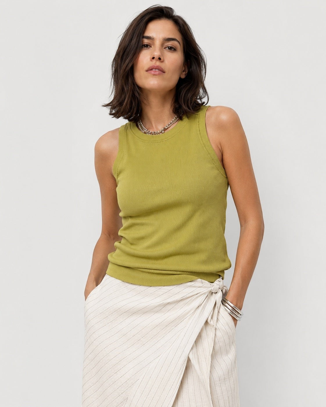 Tank top basic din rib, în nuanța verde fistic, vedere din față.