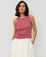 Tank top basic din rib, în nuanța roz roșu, vedere din față.
