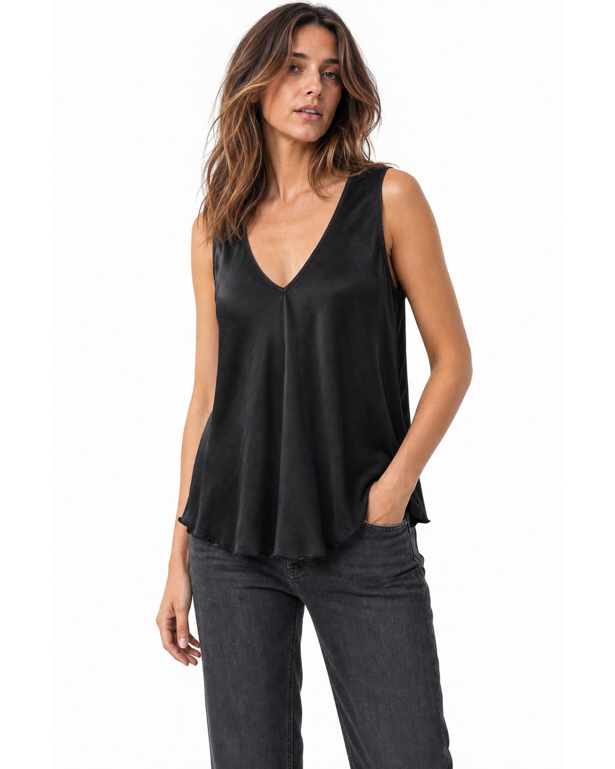 Top satinat negru cu bretele late, vedere din trei sferturi - All Above Boutique