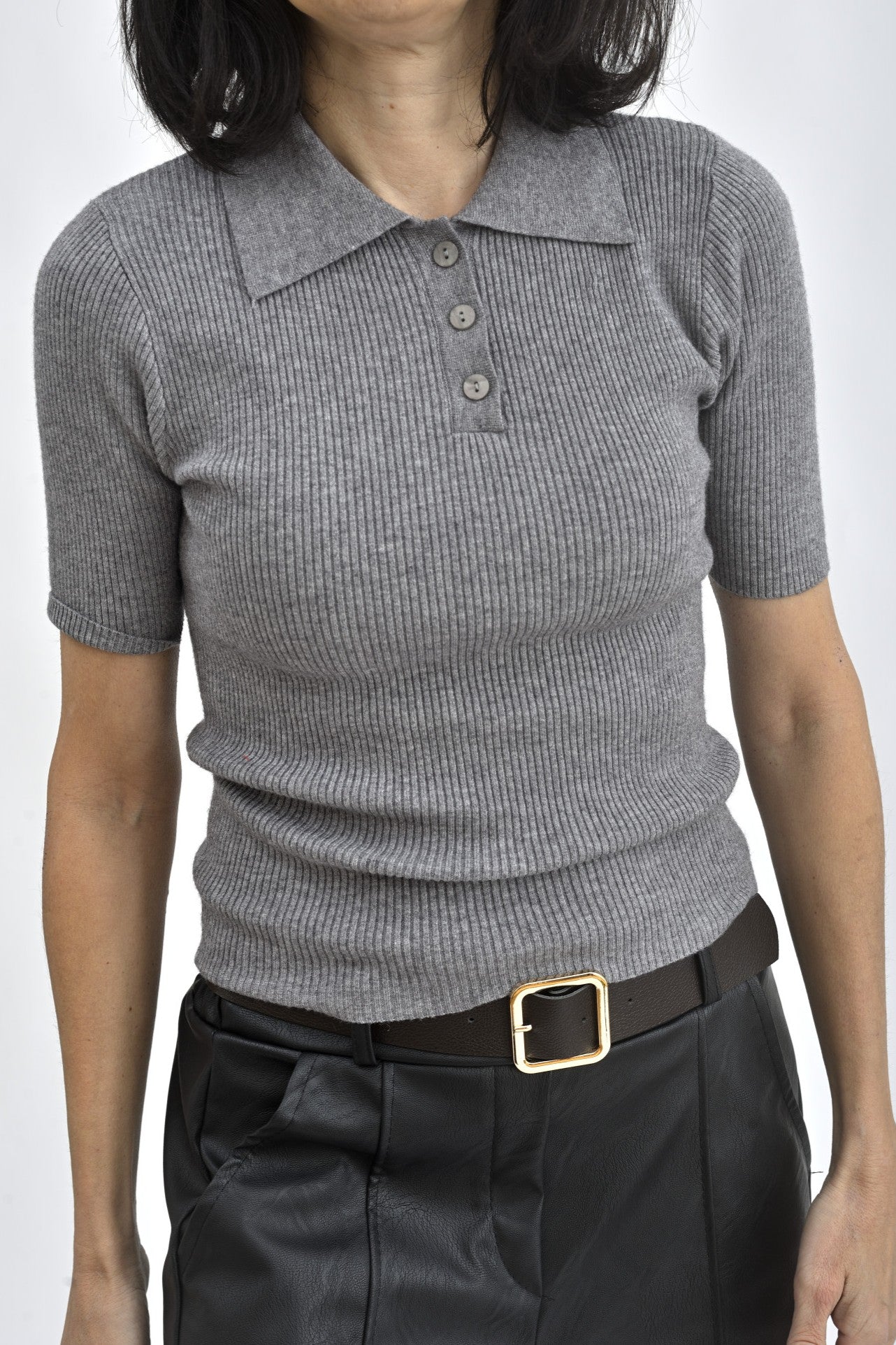 Top gri cu croială slim-fit, guler clasic și nasturi.